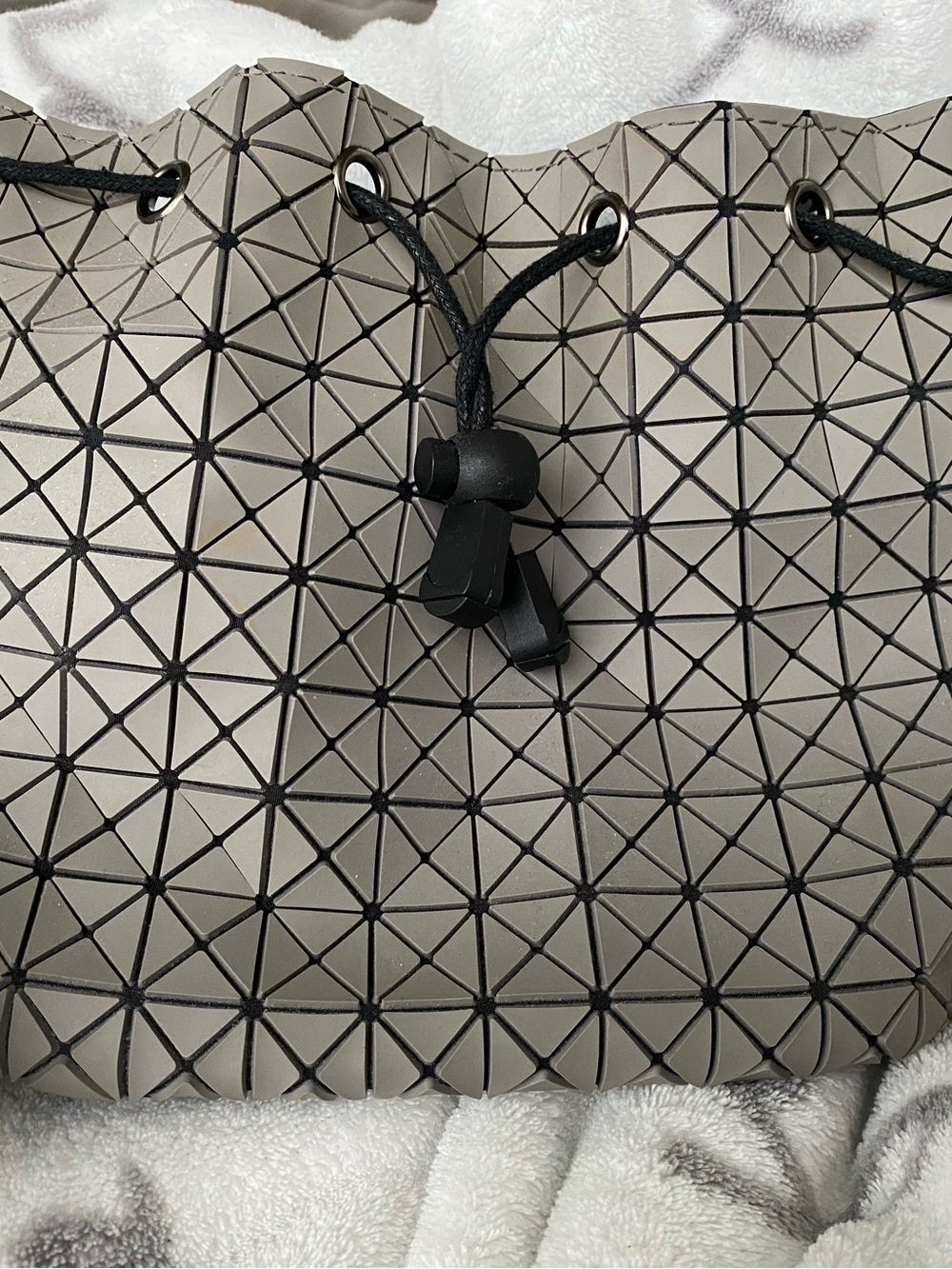 Geometric Drawstring Bucket Bag - Light grey - Picture 4 of 6
